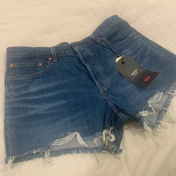 ✨HP✨ NWT Levi’s 501 Mid-Rise Shorts Size 32 - Picture 2 of 5
